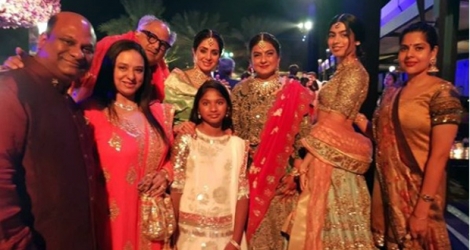 Sridevi (4e à partir de la gauche), son époux Boney Kapoor et leur fille Khushi ont assisté au mariage d’un proche à Dubaï.