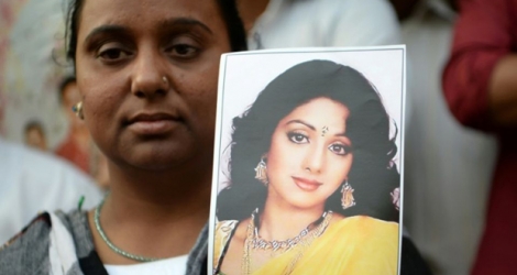 Une femme tient la photo de la star de Bollywood Sridevi Kapoor pour lui rendre hommage avant ses funérailles, le 28 février à Bombay.