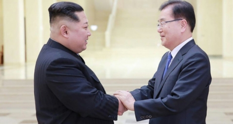 Rencontre entre le leader nord-coréen Kim Jong Un et le chef dela délégation sud-coréenne Chung Eui-yong le 5 mars 2018 à Pyongyang.