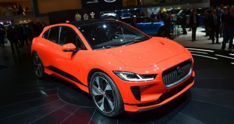 Jaguar a dévoilé le 6 mars 2018 à Genève sa première voiture entièrement électrique, la I-PACE, avec laquelle la marque britannique de prestige veut s'attaquer à la dominance de Tesla.