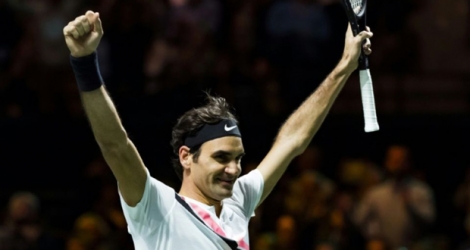 Le Suisse Roger Federer savoure sa victoire après avoir battu le Bulgare Grigor Dimitrov en finale du tournoi de Rotterdam, le 18 février 2018 
