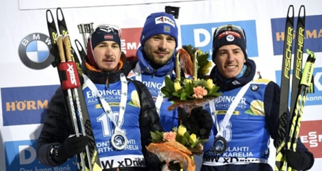 Le Russe Anton Shipulin (c) vainqueur du sprint à Kontiolahti, entouré du Letton Andrejs Rastorgujevs (2e) et du Français Quentin Fillon-Maillet, le 8 mars 2018
