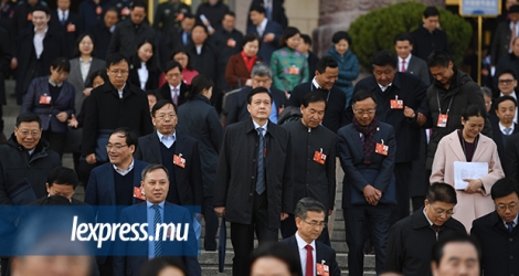 Des délégués quittant le Great Hall of the People, à Beijing, le 2 mars, après une réunion précédant l’ouverture des sessions