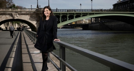 Anne Hidalgo, photographiée le 29 mars 2017, sur une des voies sur berge de la Seine, a annoncé avoir signé un nouvel arrêté de piétonnisation des voies sur berges à Paris