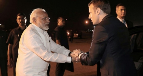 Le président français Emmanuel Macron (D) accueilli par le Premier ministre indien Narendra Modi, le 9 mars 2018 à New Delhi.