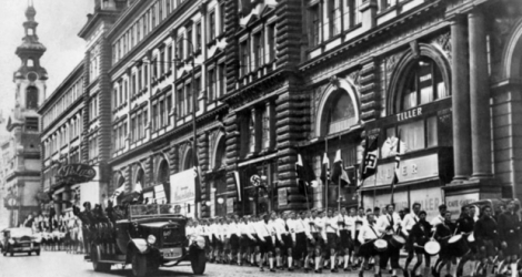 Photo datant du 15 mars 1938 des troupes de l'Allemagne nazie qui paradent dans les rues de Vienne lors de l'