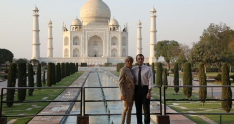 Le président français EMmanuel Macron et son épouse Brigitte Macron au Taj Mahal, en Inde, le 11 mars 2018 