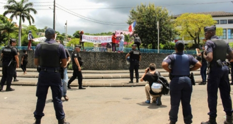 Des gendarmes devant une manifestation lors de l'arrivée de la ministre des Outre-mer le 12 mars 2018.