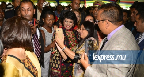 La présidente Ameenah Gurib-Fakim entourée par les invités lors de la Garden Party au State House ce mardi 13 mars.