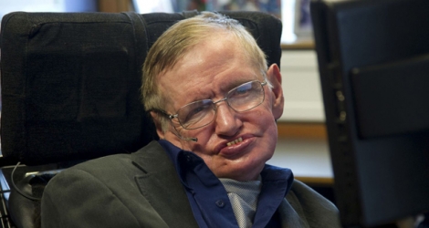Le célèbre astrophysicien britannique Stephen Hawking est atteint d'une maladie dégénérative paralysante.