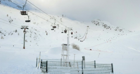 Deux skieurs sont morts dans deux avalanches survenues au même moment en Haute-Savoie, tandis qu'un randonneur suisse emporté peu de temps auparavant par une troisième coulée était ce soir toujours porté disparu, a-t-on appris auprès de la préfecture.