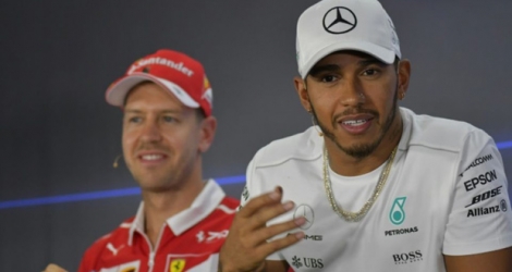 L'Allemand Sebastian Vettel (g) et le Britannique Lewis Hamilton lors d'une conférence de presse avant le GP d'Abu Dhabi, le 23 novembre 2017.
