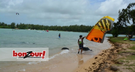Avec la construction des hôtels aux alentours, la plage d’Anse-La-Raie accueille de plus en plus de kitesurfeurs.