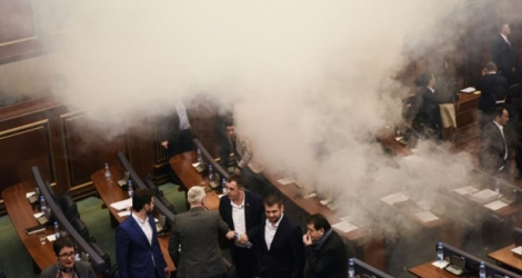 Du gaz lacrymogène est lancé parmi les députés au Parlement du Kosovo à Pristina, le 21 mars 2018.