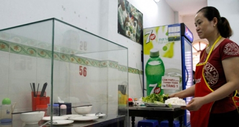La table et les couverts utilisés en mai 2016 par Barack Obama dans ce minuscule restaurant traditionnel de Hanoï ont été mis sous verre par les propriétaires, le 20 mars 2018