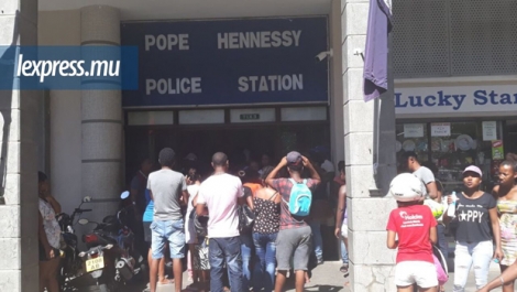 Des habitants de Tranquebar devant le poste de police de Pope Hennessy, ce vendredi 23 mars.