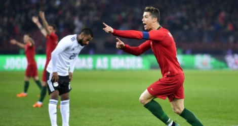 L'attaquant portugais Cristiano Ronaldo (D) réagi après avoir marqué un but contre l'Egypte, lors d'un match amical, à Zurich, le 23 mars 2018 