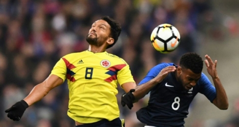 Les milieux de terrain Abel Aguilar (G) et Thomas Lemar (D) se disputent le ballon lors d'un match amical entre la France et la Colombie, disputé au Stade de France, le 23 mars 2018 