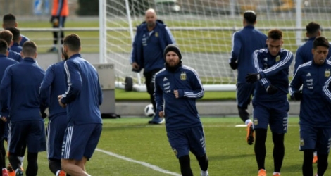 L'attaquant Lionel Messi (c) à l'entraînement avec ses coéquipiers argentins, à Madrid, le 25 mars 2018.