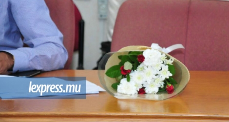 Un bouquet de fleurs a été déposé là où s’asseyait Alvina Rughooputh.