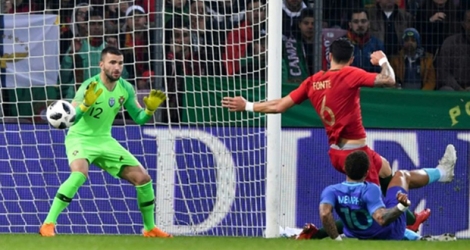 L'attaquant néerlandais Memphis Depay (en bleu) inscrit le premier but face au Portugal en match amical, le 26 mars 2018 à Genève