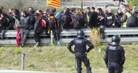 La police espganole anti-émeutes face aux militants catalans sur l'autoroute reliant l'Espagne et la France près de Figueras, le 27 mars 2018 