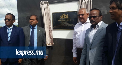 Les ministres Mahen Jhugroo, Sudhir Sesungkur, Sunil Bholah ainsi que le député Tarolah posant devant la plaque commémorative de la nouvelle résidence NHDC, à Melrose, ce jeudi 29 mars.