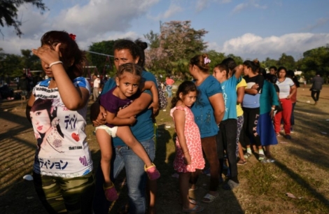 Des migrants d'Amérique centrale, qui participent à une caravane à destination des Etats-Unis, attendent une distribution de nourriture