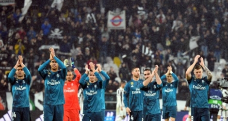 Les joueurs du Real Madrid applaudissent les spectateurs après leurs victoire face à la Juventus en quarts aller de C1, le 3 avril 2018 à Turin.