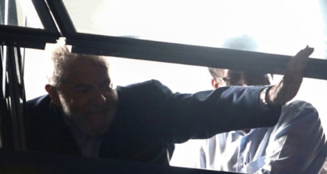 L'ex-président brésilien Lula salue ses partisans depuis une fenêtre du siège syndicat des métallurgistes, le 5 avril 2018 à Sao Bernardo do Campo 