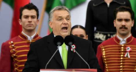 Le Premier ministre hongrois Viktor Orban s'adresse à ses partisans le 15 mars 2018 devant le Parlement à Budapest.