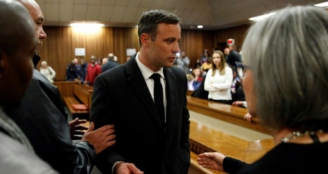 Le Sud-Africain Oscar Pistorius (c) quitte la Haute Cour de Prétoria, le 6 juillet 2016.