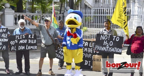 Jaykrishna Ramsewok avait enfilé le costume de Donald Duck, lundi 9 avril, devant l’Hôtel du gouvernement.
