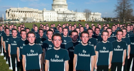 Une centaine de mannequins représentant Mark Zuckerberg ont été installés par l'ONG Avaaz devant le Capitole où le fondateur de Facebook doit être entendu par les parlementaires, le 10 avril 2018 à Washington 