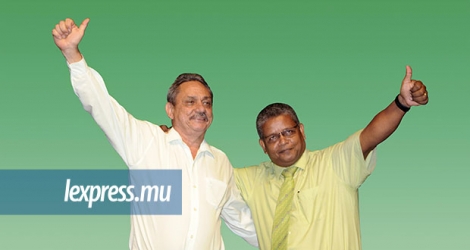 Roger Mancienne (à g.), leader de Linyon Demokratik Seselwa, parti majoritaire au Parlement seychellois, aux côtés de Wavel Ramkalawan, lors de la campagne pour l’élection présidentielle des Seychelles, en 2015. 