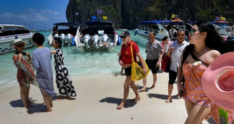 Des touristes sur la plage de Maya Bay sur l'île thaïlandaise de Koh Phi Phi