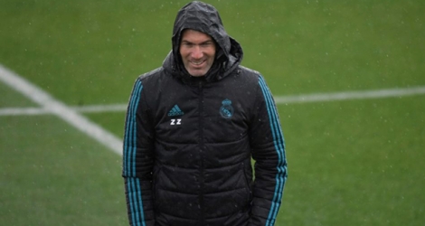 Le coach à succès du Real Madrid Zinédine Zidane supervise l'entraînement de ses joueurs au centre sportif de Valdebebas