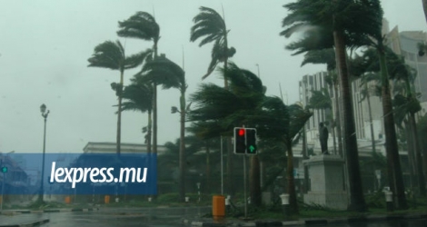 Un assez fort anticyclone s'approche des îles Mascareignes par le Sud-Ouest.