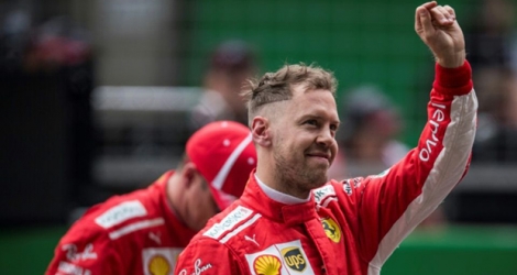 L'Allemand Sebastian Vettel (Ferrari) salue le public après avoir décroché la pole position du GP de Chine, sur le circuit de Shanghai