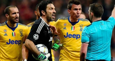 Le légendaire gardien de but de la Juventus Turin Gianluigi Buffon devrait tempérer ses propos envers les arbitres.