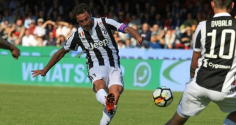Le milieu de la Juventus Claudio Marchisio (g) passe le ballon lors du match face à Benevento, le 7 mars 2018