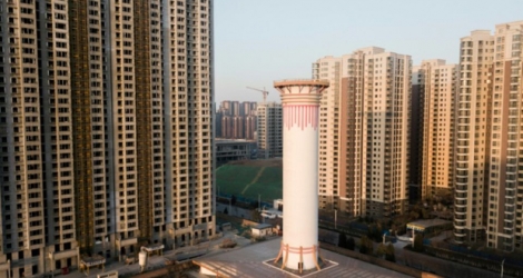 La cheminée de 60 mètres de haut, ici dans la ville de Xian le 13 février 2018, alimentée par l'énergie solaire, aspire l'air vicié au raz du sol et le filtre avant de le rejeter purifié.