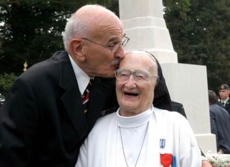 Le vétéran canadien André Michaud, 83 ans, embrasse, le 19 août 2002 au cimetière des 