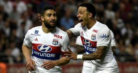 Le milieu de terrain de Lyon Nabil Fekir (g) félicité par Memphis Depay après son but à Dijon le 20 avril 2018.