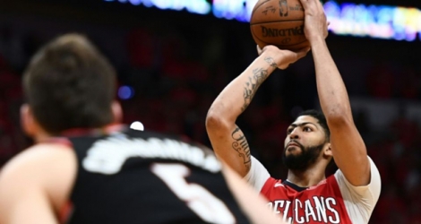 Anthony Davis des New Orleans Pelicans tente un panier face aux Portland Trail Blazers en plays-offs NBA, le 21 avril 2018 à La Nouvelle-Orléans 