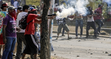 Des jeunes affrontant les forces de l’ordre dans la capitale.