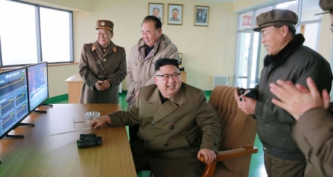 Le dirigeant nord-coréen Kim Jong Un lors d'un essai de missile au site de lancement de satellite de Sohae .
