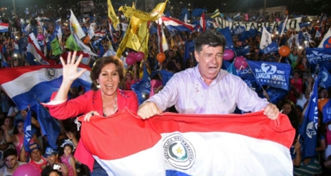 Le candidat à la présidentielle Efrain Alegre et sa femme Mirian Irun, lors d'un meeting de campagne, le 19 avril 2018 à Asuncion, au Paraguay