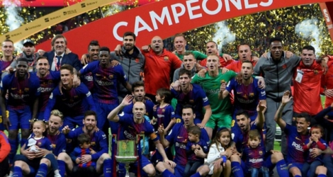 Les joueurs du FC Barcelone posent avec le trophée de la Coupe du Roi le 21 avril 2018 à Madrid 