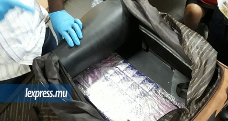 Les douaniers ont découvert 1,57 kilo d’héroïne dans le double-fond d’une des valises du couple.